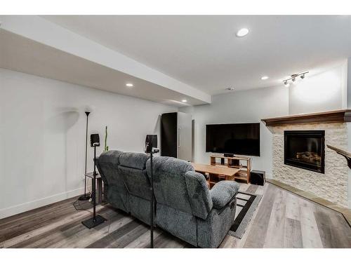 906 33 Street Nw, Calgary, AB - Indoor Photo Showing Living Room With Fireplace