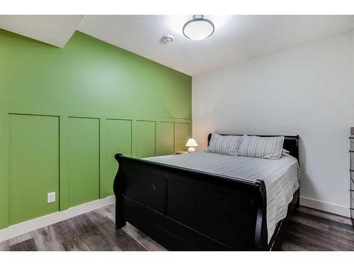 906 33 Street Nw, Calgary, AB - Indoor Photo Showing Bedroom