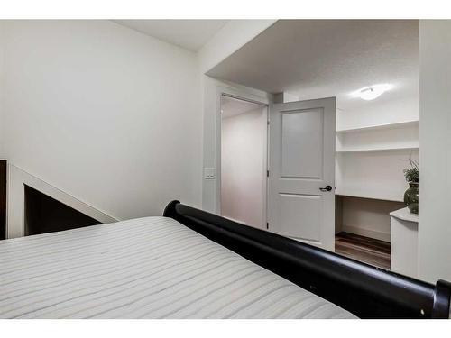 906 33 Street Nw, Calgary, AB - Indoor Photo Showing Bedroom