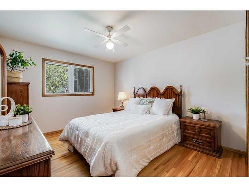 58 Butler Crescent Nw, Calgary, AB - Indoor Photo Showing Bedroom