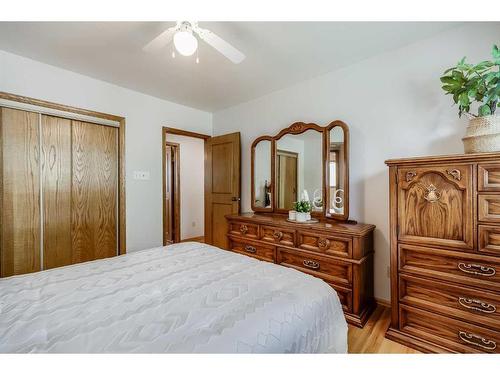 58 Butler Crescent Nw, Calgary, AB - Indoor Photo Showing Bedroom