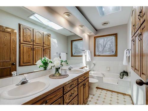 58 Butler Crescent Nw, Calgary, AB - Indoor Photo Showing Bathroom