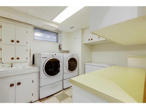 58 Butler Crescent Nw, Calgary, AB - Indoor Photo Showing Laundry Room