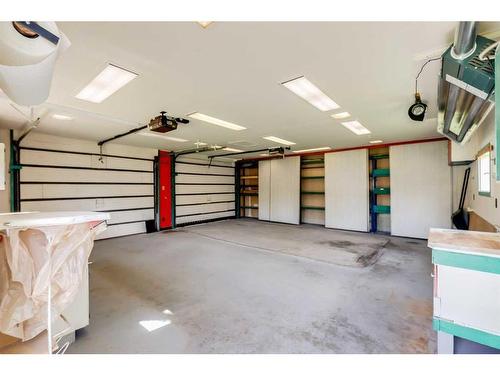 58 Butler Crescent Nw, Calgary, AB - Indoor Photo Showing Garage