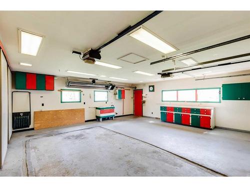 58 Butler Crescent Nw, Calgary, AB - Indoor Photo Showing Garage