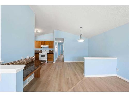 1060 Bridlemeadows Manor Sw, Calgary, AB - Indoor Photo Showing Kitchen