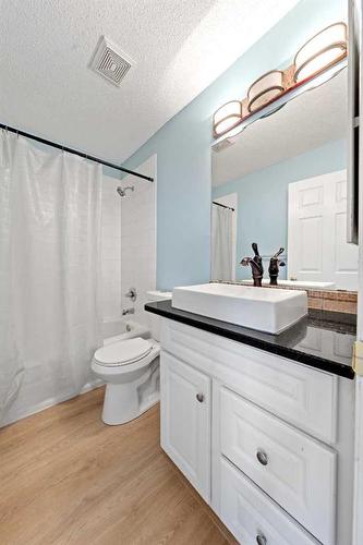 1060 Bridlemeadows Manor Sw, Calgary, AB - Indoor Photo Showing Bathroom