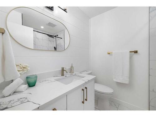 10508 Oakmoor Way Sw, Calgary, AB - Indoor Photo Showing Bathroom