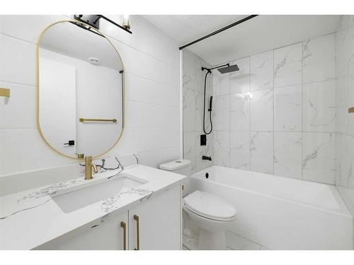 10508 Oakmoor Way Sw, Calgary, AB - Indoor Photo Showing Bathroom