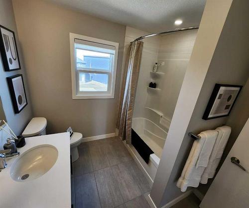 280 Belmont Boulevard Sw, Calgary, AB - Indoor Photo Showing Bathroom
