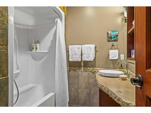 105-187 Kananaskis Way, Canmore, AB - Indoor Photo Showing Bathroom