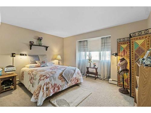 243039 Range Road 260, Rural Wheatland County, AB - Indoor Photo Showing Bedroom
