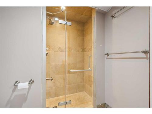5627 Dalcastle Rise Nw, Calgary, AB - Indoor Photo Showing Bathroom