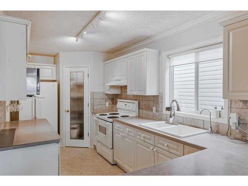 716 53 Avenue Sw, Calgary, AB - Indoor Photo Showing Kitchen With Double Sink