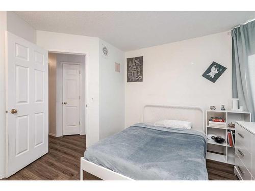 716 53 Avenue Sw, Calgary, AB - Indoor Photo Showing Bedroom