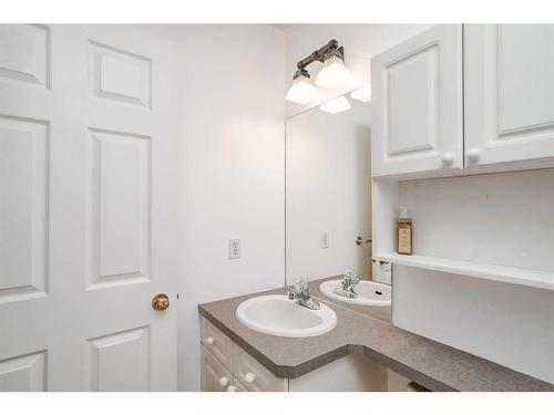 716 53 Avenue Sw, Calgary, AB - Indoor Photo Showing Bathroom