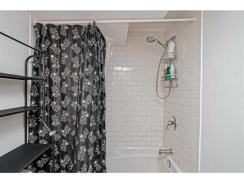 716 53 Avenue Sw, Calgary, AB - Indoor Photo Showing Bathroom