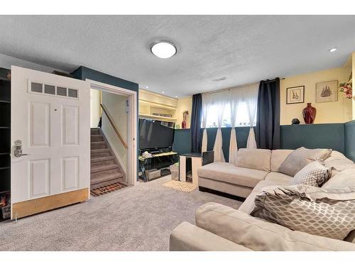 56 Erin Circle Se, Calgary, AB - Indoor Photo Showing Living Room