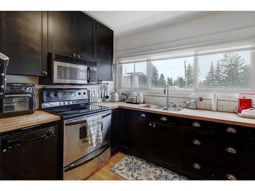 237-8239 Elbow Drive Sw, Calgary, AB - Indoor Photo Showing Kitchen