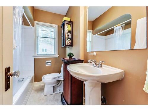 409 12 Avenue Nw, Calgary, AB - Indoor Photo Showing Bathroom