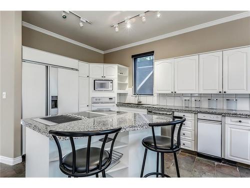 912 Memorial Drive Nw, Calgary, AB - Indoor Photo Showing Kitchen