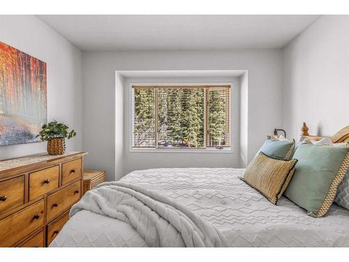 17 Ridge Road, Canmore, AB - Indoor Photo Showing Bedroom