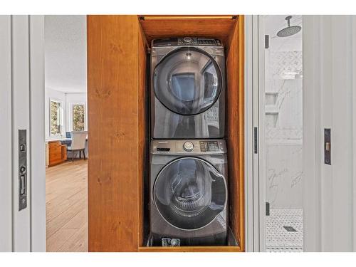 17 Ridge Road, Canmore, AB - Indoor Photo Showing Laundry Room