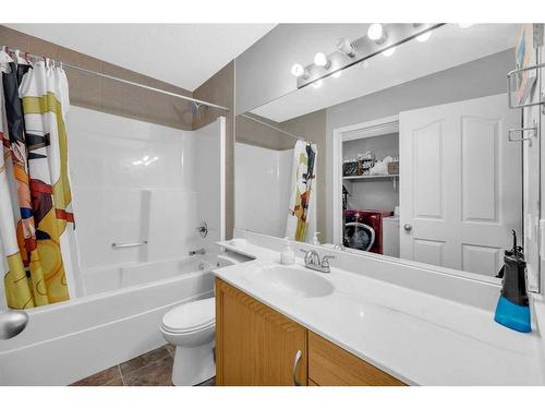 16 Saddlecrest Green Ne, Calgary, AB - Indoor Photo Showing Bathroom