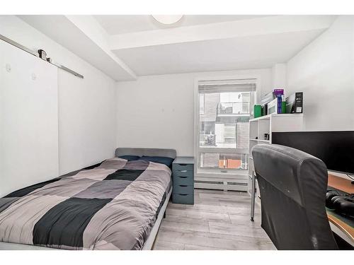 209-3125 39 Street Nw, Calgary, AB - Indoor Photo Showing Bedroom
