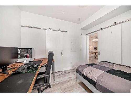 209-3125 39 Street Nw, Calgary, AB - Indoor Photo Showing Bedroom