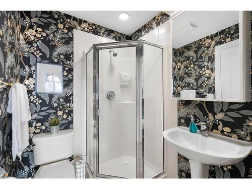 204-60 24 Avenue Sw, Calgary, AB - Indoor Photo Showing Bathroom