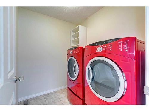 39 Silverado Skies Manor Sw, Calgary, AB - Indoor Photo Showing Laundry Room
