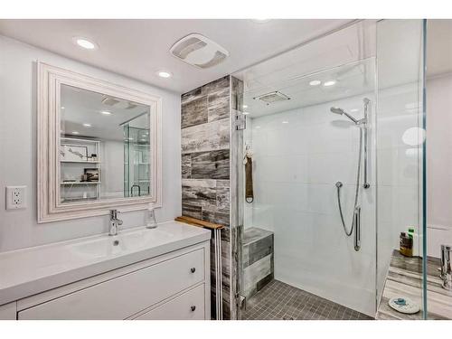 1612 Bowness Road Nw, Calgary, AB - Indoor Photo Showing Bathroom