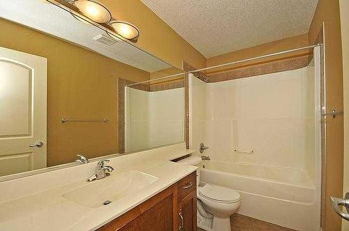 507 17 Avenue Nw, Calgary, AB - Indoor Photo Showing Bathroom