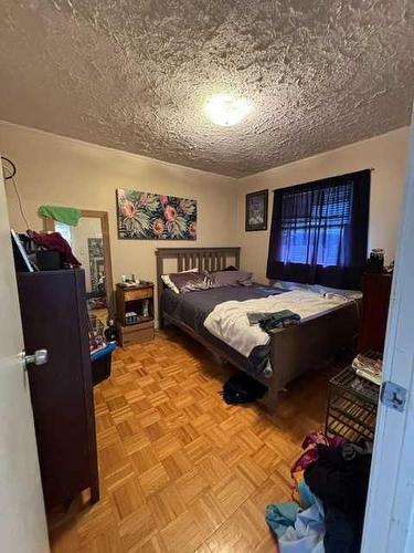 8823 47 Avenue Nw, Calgary, AB - Indoor Photo Showing Bedroom