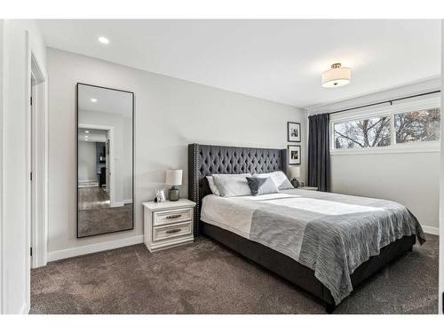 2839 45 Street Sw, Calgary, AB - Indoor Photo Showing Bedroom