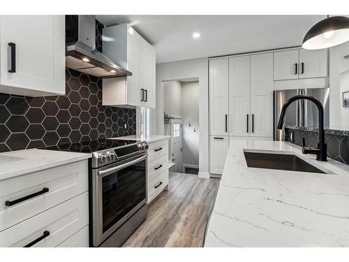 2839 45 Street Sw, Calgary, AB - Indoor Photo Showing Kitchen With Upgraded Kitchen