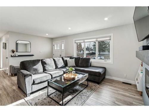 2839 45 Street Sw, Calgary, AB - Indoor Photo Showing Living Room