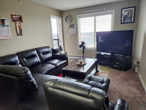 418-7110 80 Avenue Ne, Calgary, AB - Indoor Photo Showing Living Room