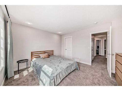 334 Belmont Avenue Sw, Calgary, AB - Indoor Photo Showing Bedroom