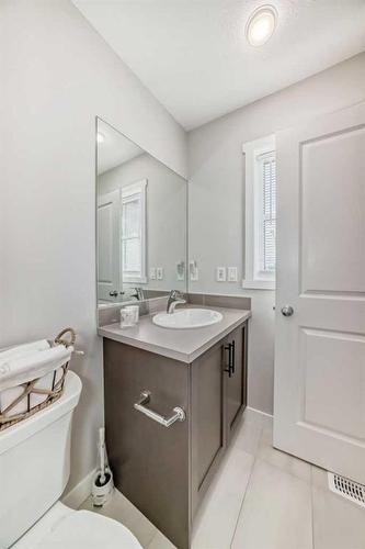 334 Belmont Avenue Sw, Calgary, AB - Indoor Photo Showing Bathroom