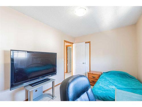 228 Taracove Road Ne, Calgary, AB - Indoor Photo Showing Bedroom