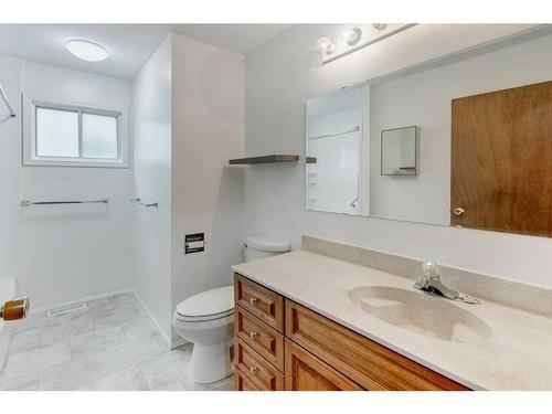 1705 16 Street, Didsbury, AB - Indoor Photo Showing Bathroom