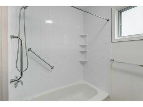1705 16 Street, Didsbury, AB - Indoor Photo Showing Bathroom
