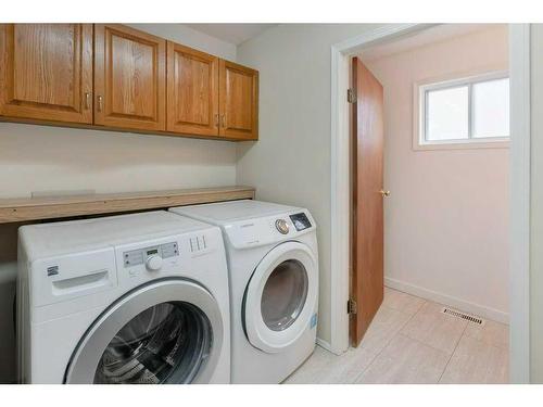 1705 16 Street, Didsbury, AB - Indoor Photo Showing Laundry Room