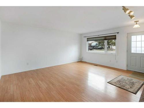 1705 16 Street, Didsbury, AB - Indoor Photo Showing Living Room