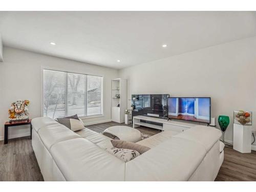 2 Tipton Place Nw, Calgary, AB - Indoor Photo Showing Living Room
