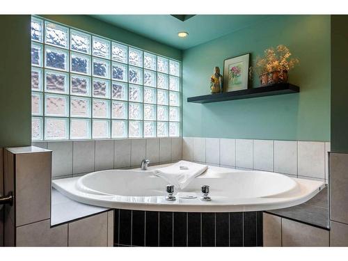 2515 19A Street Sw, Calgary, AB - Indoor Photo Showing Bathroom