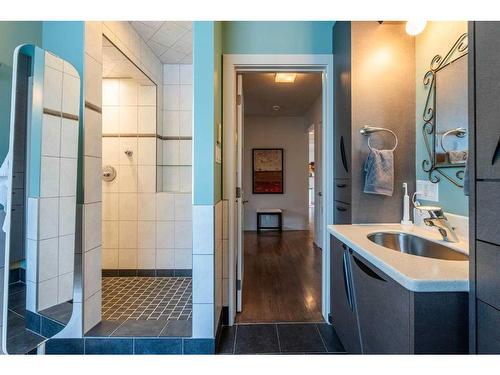 2515 19A Street Sw, Calgary, AB - Indoor Photo Showing Bathroom