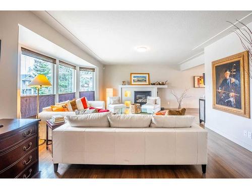 2515 19A Street Sw, Calgary, AB - Indoor Photo Showing Living Room